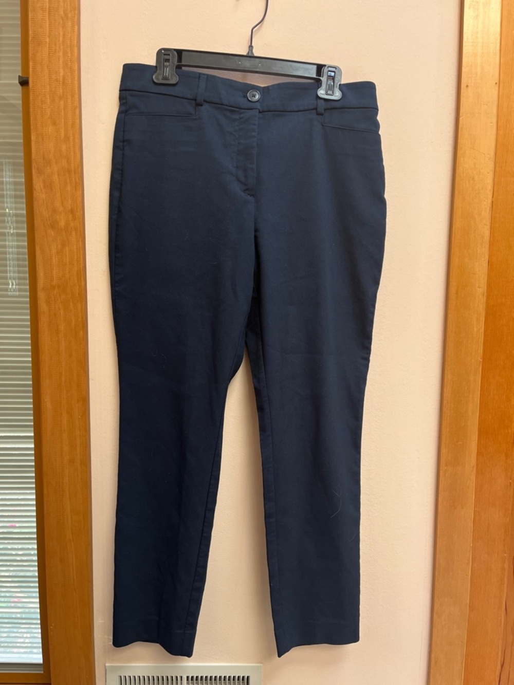 LOFT Navy “The Sutton Skinny”. Straight Leg Pants. Size 10 Curvy